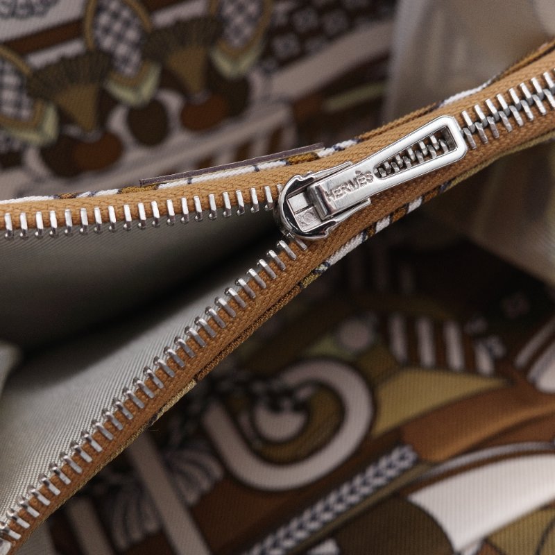 【限時特價🌟錯過拍大腿】Hermès 愛馬仕 Silk in Compact 絲巾 奶油白 Epsom 牛皮 拉鍊錢包 Z刻 2017-9