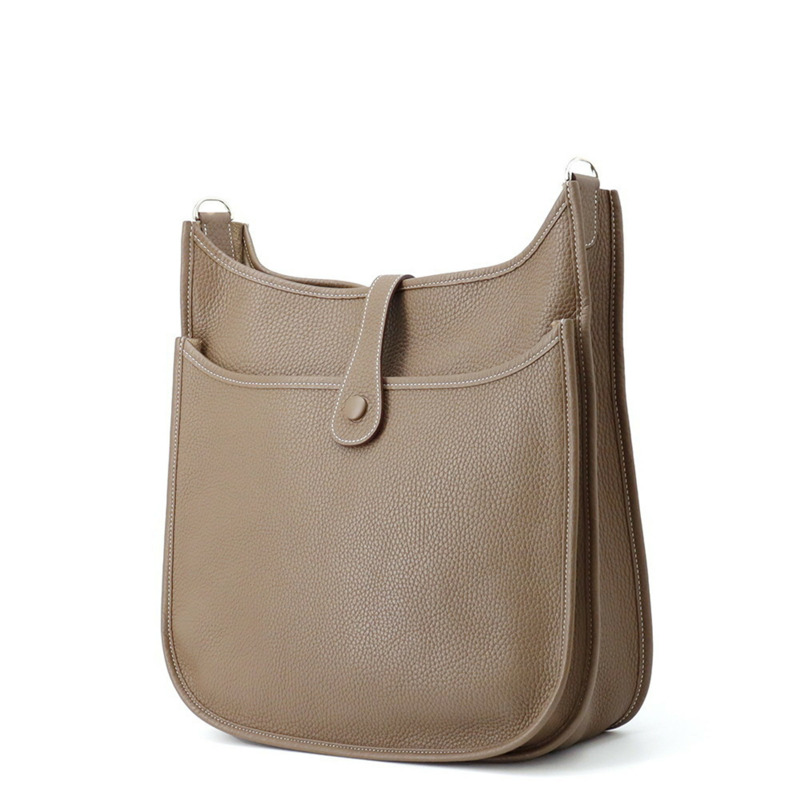 愛馬仕 Evelyne 3 GM 單背包，Etoupe 和 Taurillon Clemence 皮革材質，飾有 T 字印記。手提包。女士。愛馬仕-1