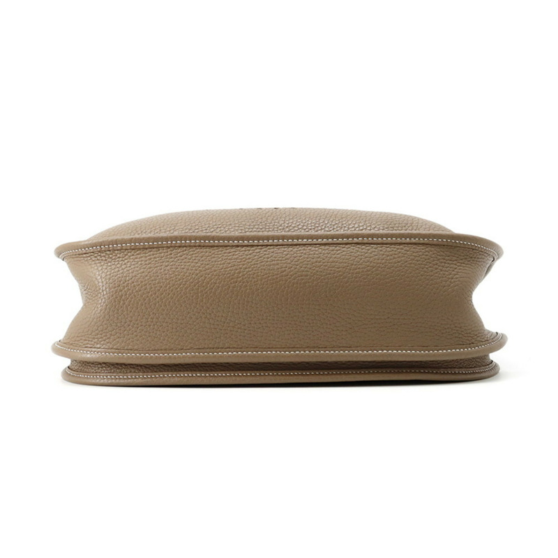 愛馬仕 Evelyne 3 GM 單背包，Etoupe 和 Taurillon Clemence 皮革材質，飾有 T 字印記。手提包。女士。愛馬仕-2