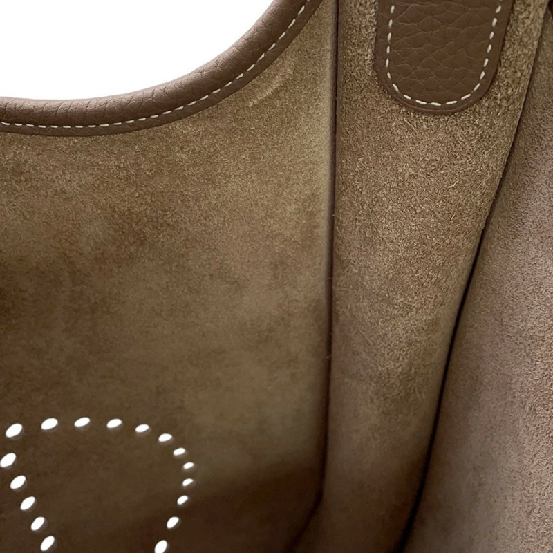 愛馬仕 Evelyne 3 GM 單背包，Etoupe 和 Taurillon Clemence 皮革材質，飾有 T 字印記。手提包。女士。愛馬仕-8