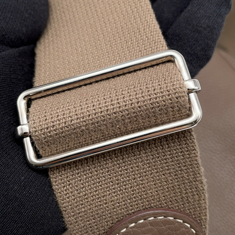 愛馬仕 Evelyne 3 GM 單背包，Etoupe 和 Taurillon Clemence 皮革材質，飾有 T 字印記。手提包。女士。愛馬仕-9