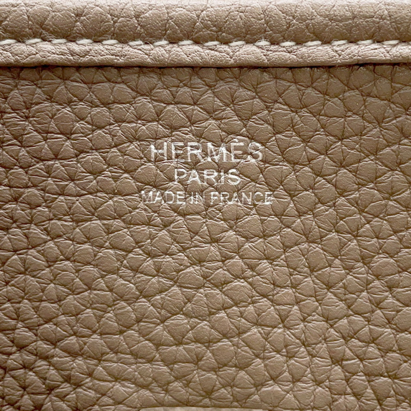愛馬仕 Evelyne 3 GM 單背包，Etoupe 和 Taurillon Clemence 皮革材質，飾有 T 字印記。手提包。女士。愛馬仕-11