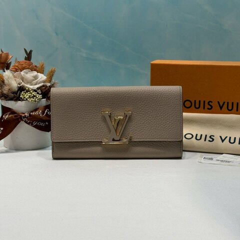 LV 卵石色Capucines長夾