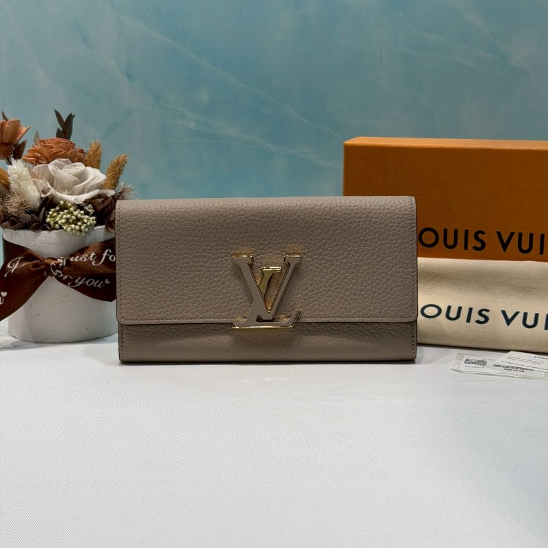 LV 卵石色Capucines長夾-0