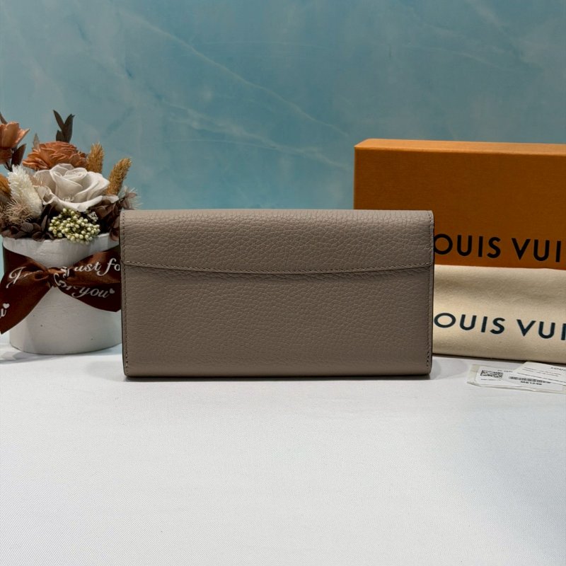 LV 卵石色Capucines長夾-1