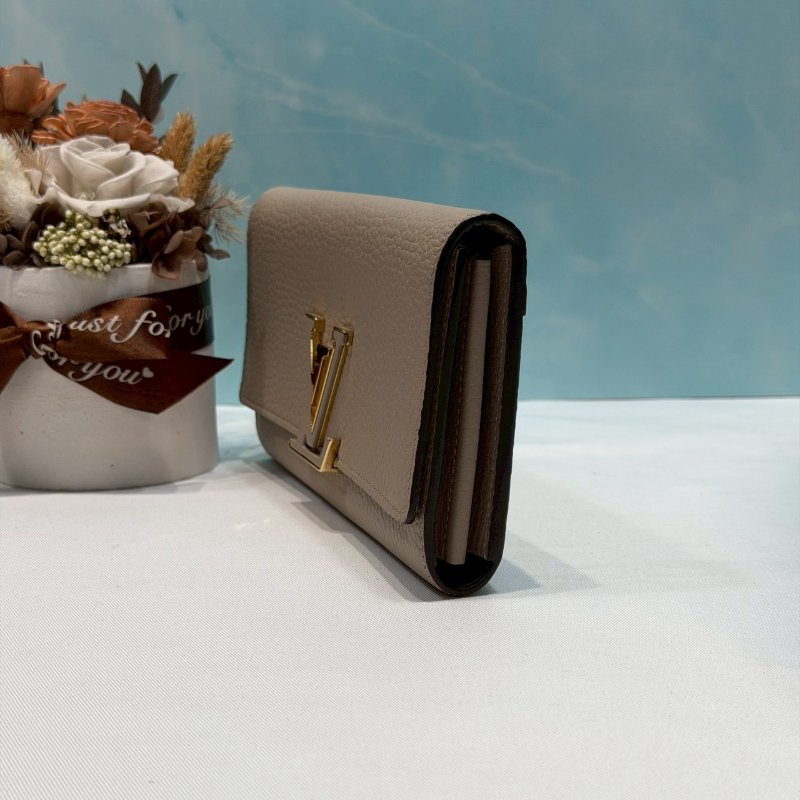 LV 卵石色Capucines長夾-2