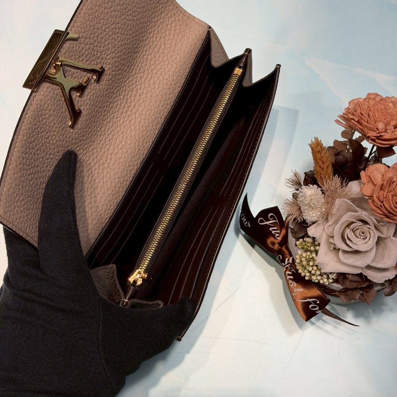 LV 卵石色Capucines長夾-4