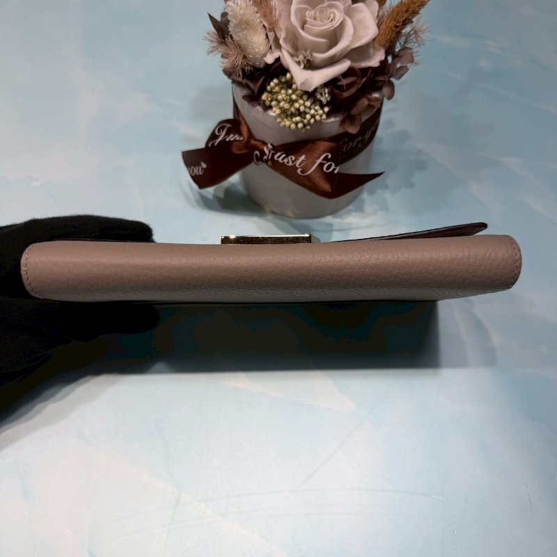 LV 卵石色Capucines長夾-5