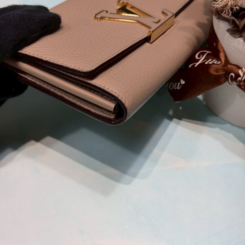 LV 卵石色Capucines長夾-7