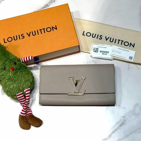 LV 牛皮卵石色Capucines長夾