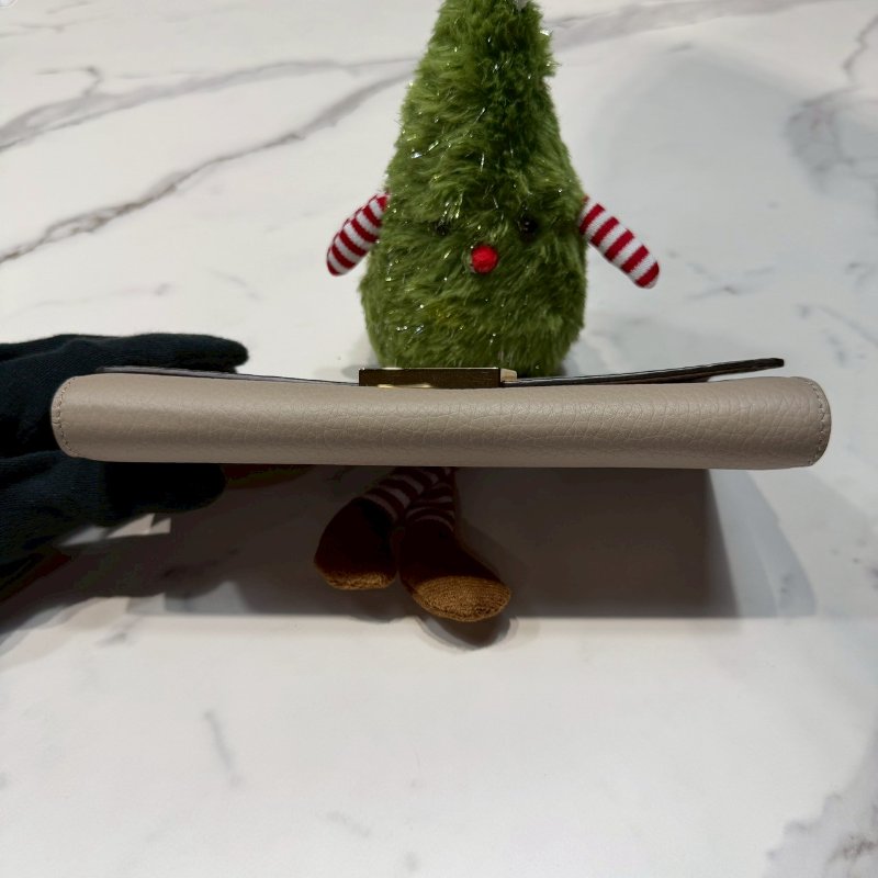 LV 牛皮卵石色Capucines長夾-6