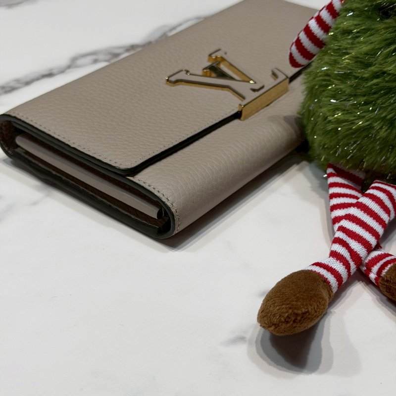 LV 牛皮卵石色Capucines長夾-7