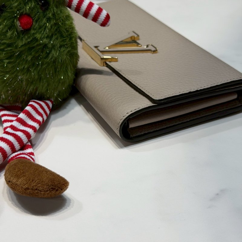 LV 牛皮卵石色Capucines長夾-8