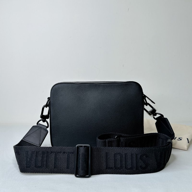 LV 全新Fastline全皮革郵差包-2