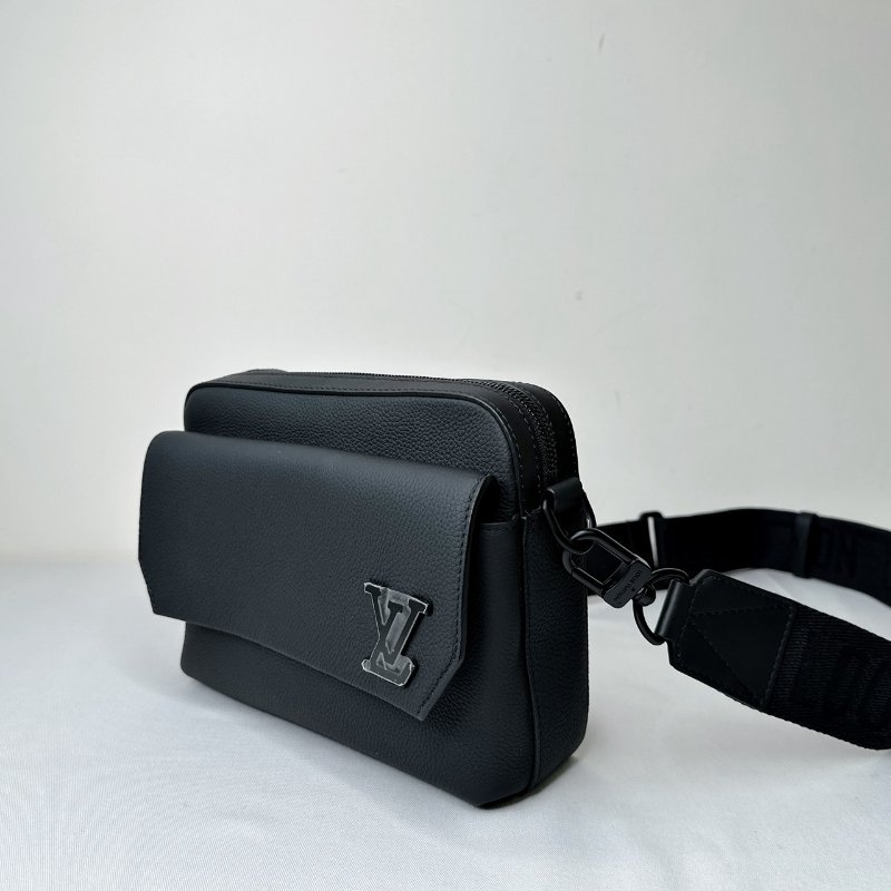 LV 全新Fastline全皮革郵差包-3