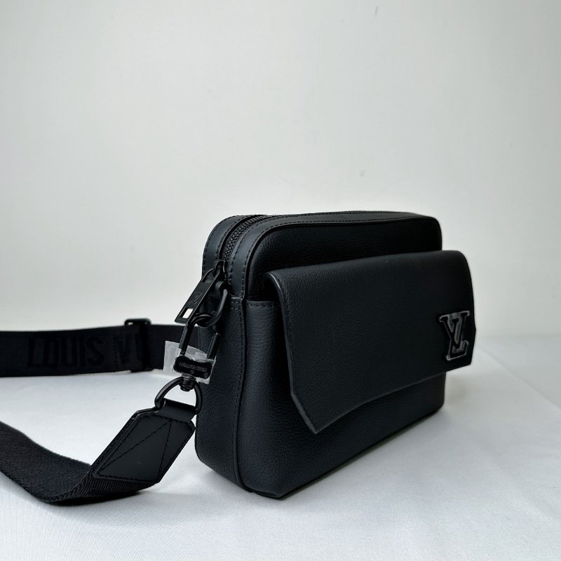 LV 全新Fastline全皮革郵差包-4