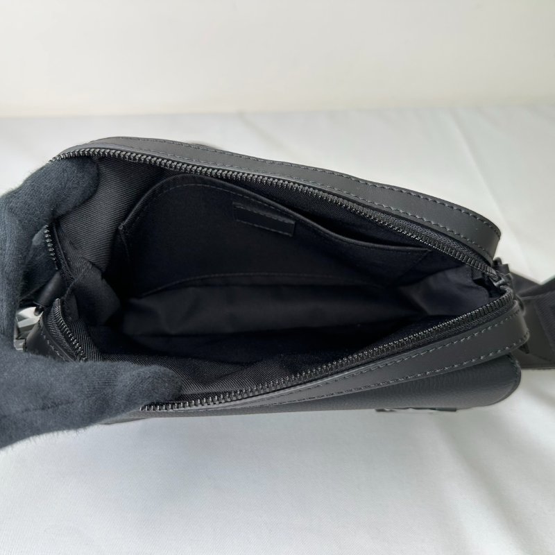 LV 全新Fastline全皮革郵差包-7