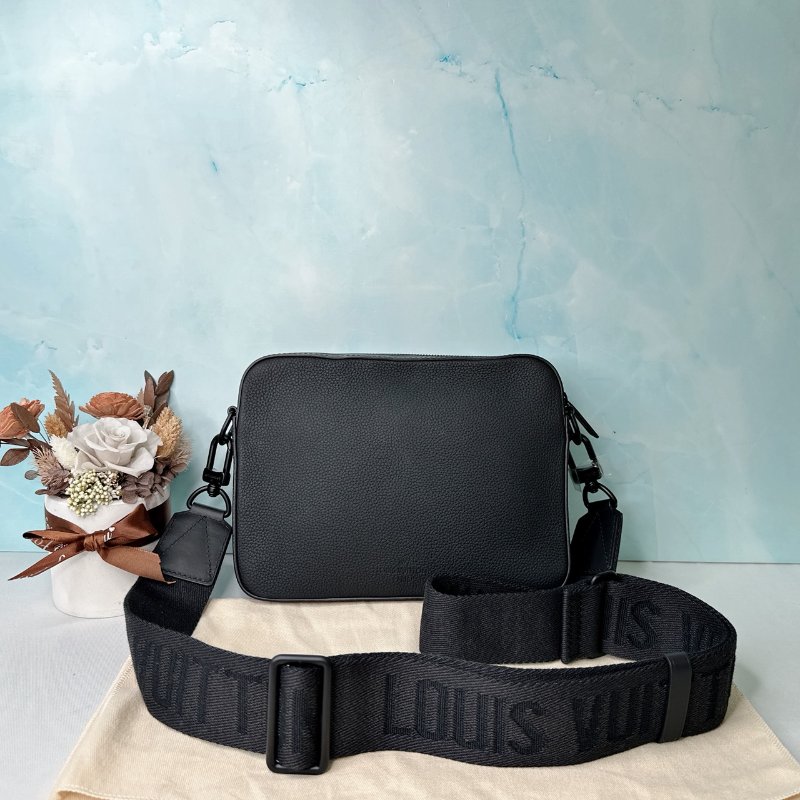 LV 全新Fastline牛皮郵差包-1