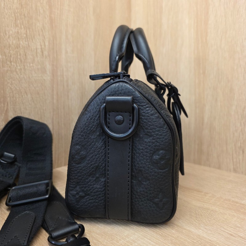 [ 平台最甜價出把握🧧] LV黑牛皮壓紋黑釦Keepall25手提斜背包-1