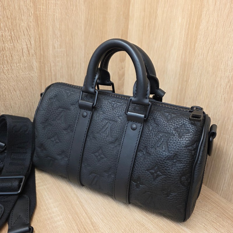 [ 平台最甜價出把握🧧] LV黑牛皮壓紋黑釦Keepall25手提斜背包-2