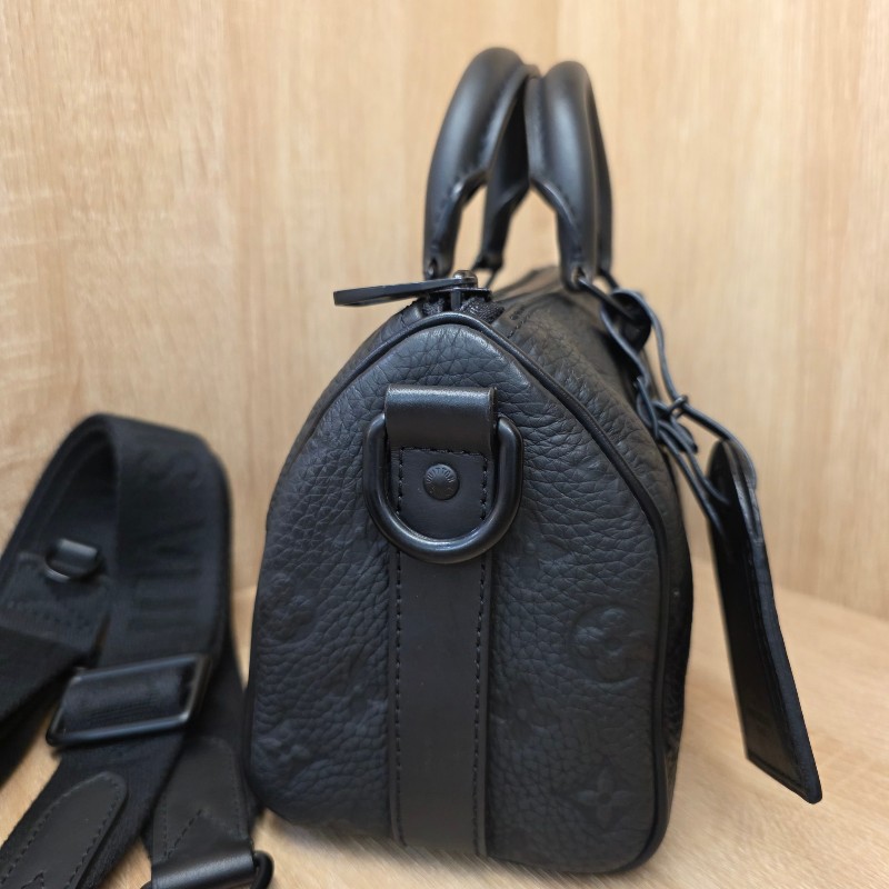 [ 平台最甜價出把握🧧] LV黑牛皮壓紋黑釦Keepall25手提斜背包-6