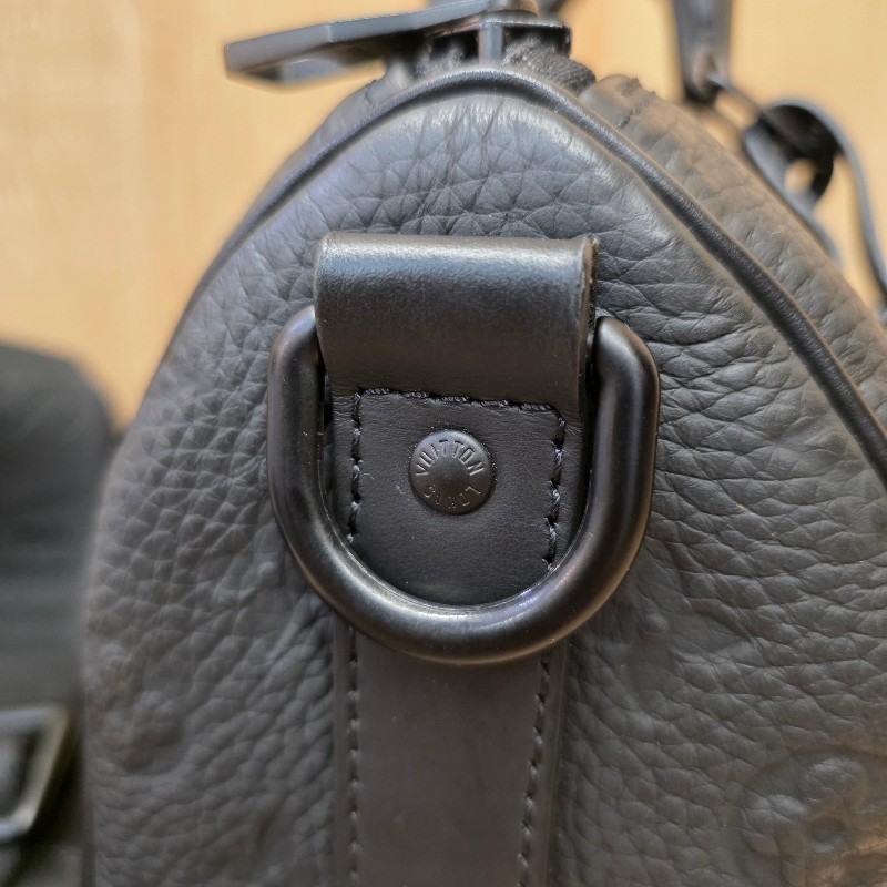 [ 平台最甜價出把握🧧] LV黑牛皮壓紋黑釦Keepall25手提斜背包-7