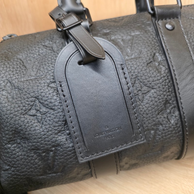 [ 平台最甜價出把握🧧] LV黑牛皮壓紋黑釦Keepall25手提斜背包-9