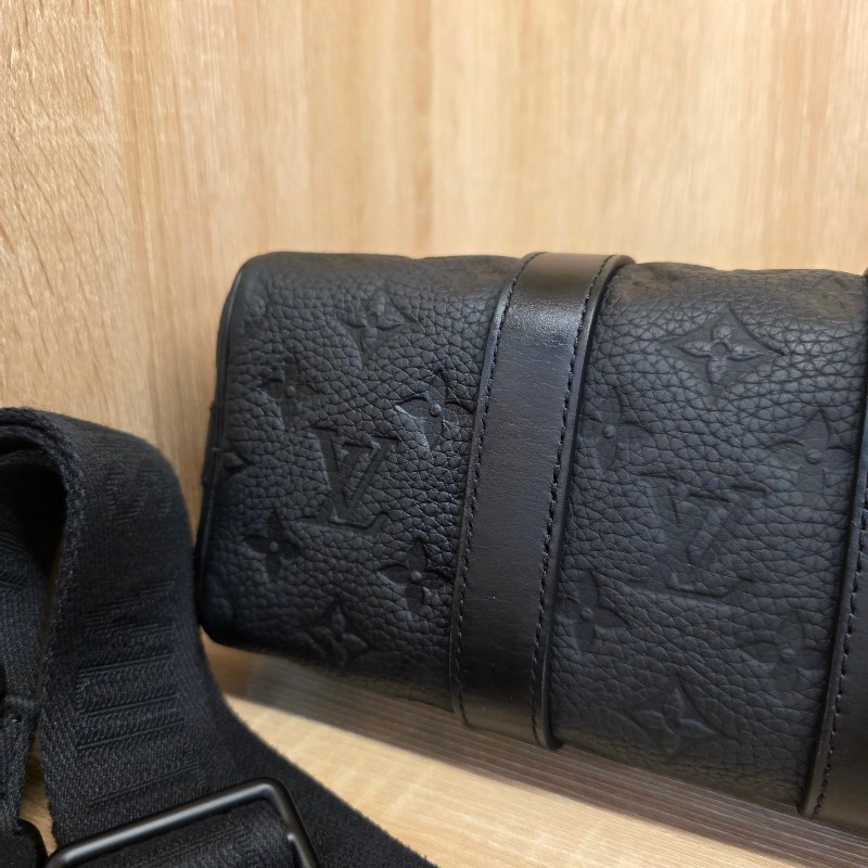 [ 平台最甜價出把握🧧] LV黑牛皮壓紋黑釦Keepall25手提斜背包-11