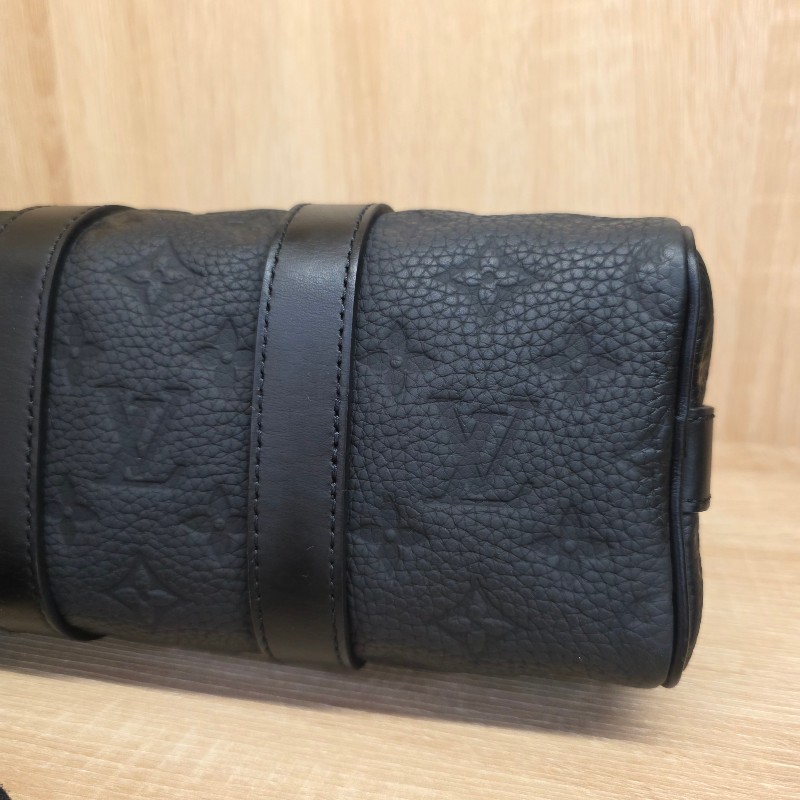 [ 平台最甜價出把握🧧] LV黑牛皮壓紋黑釦Keepall25手提斜背包-12