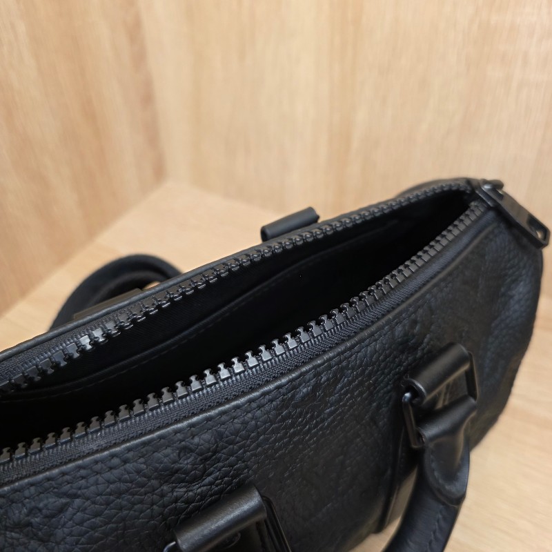 [ 平台最甜價出把握🧧] LV黑牛皮壓紋黑釦Keepall25手提斜背包-17