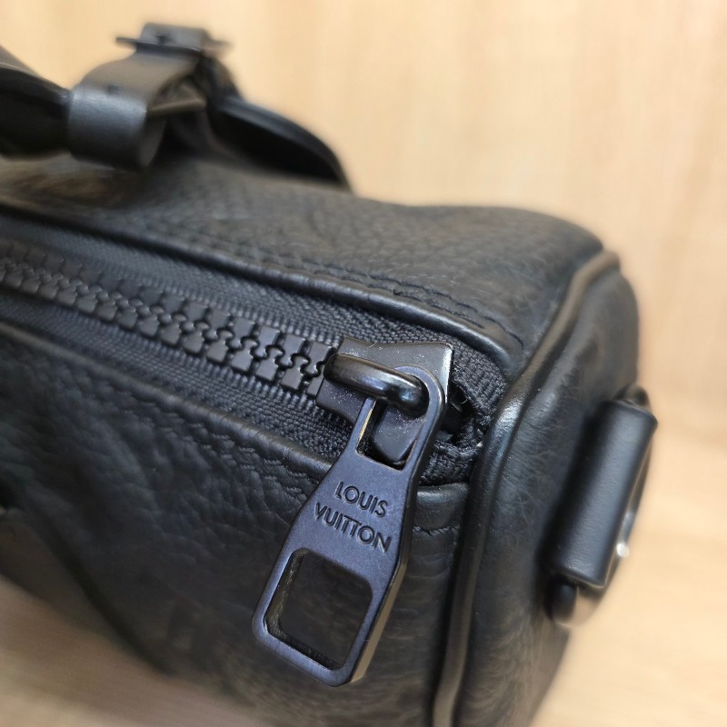 [ 平台最甜價出把握🧧] LV黑牛皮壓紋黑釦Keepall25手提斜背包-22