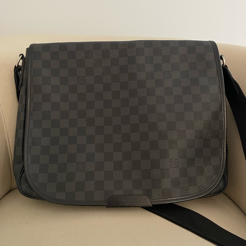 LV 黑灰格紋 掀蓋斜背包-0