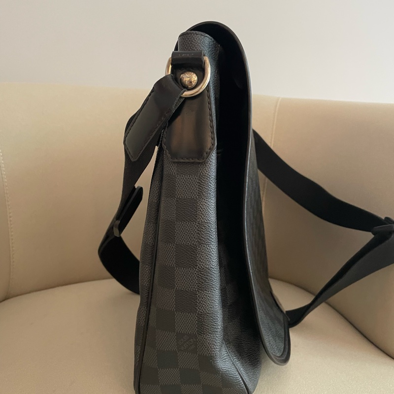 LV 黑灰格紋 掀蓋斜背包-1