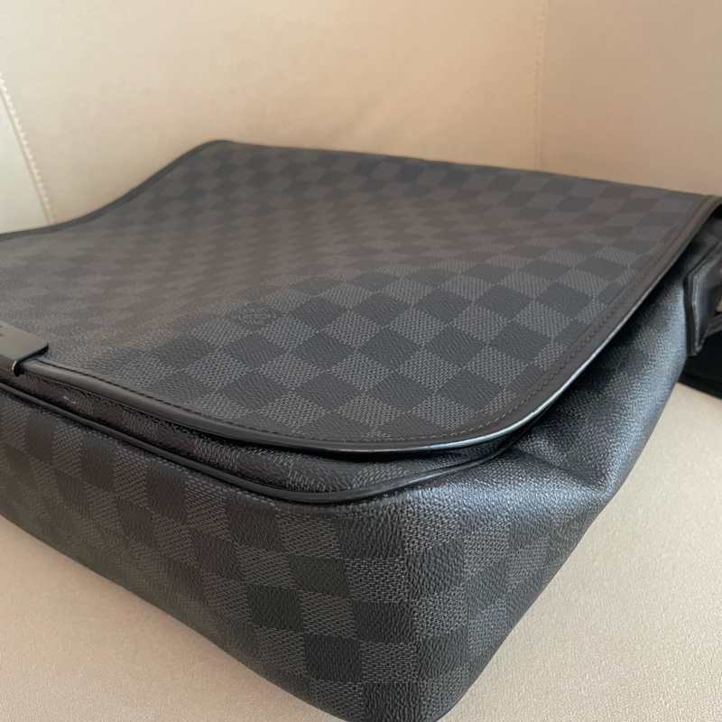 LV 黑灰格紋 掀蓋斜背包-3