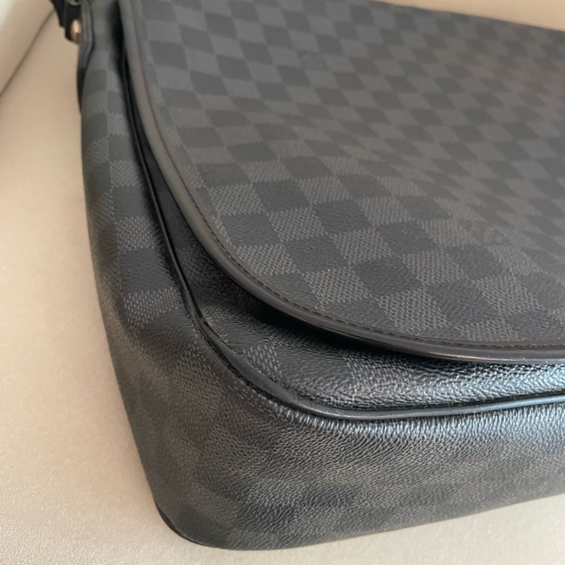 LV 黑灰格紋 掀蓋斜背包-4