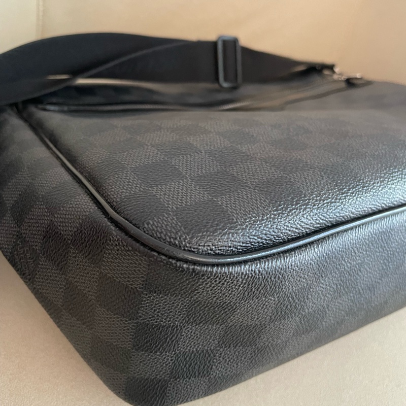 LV 黑灰格紋 掀蓋斜背包-5