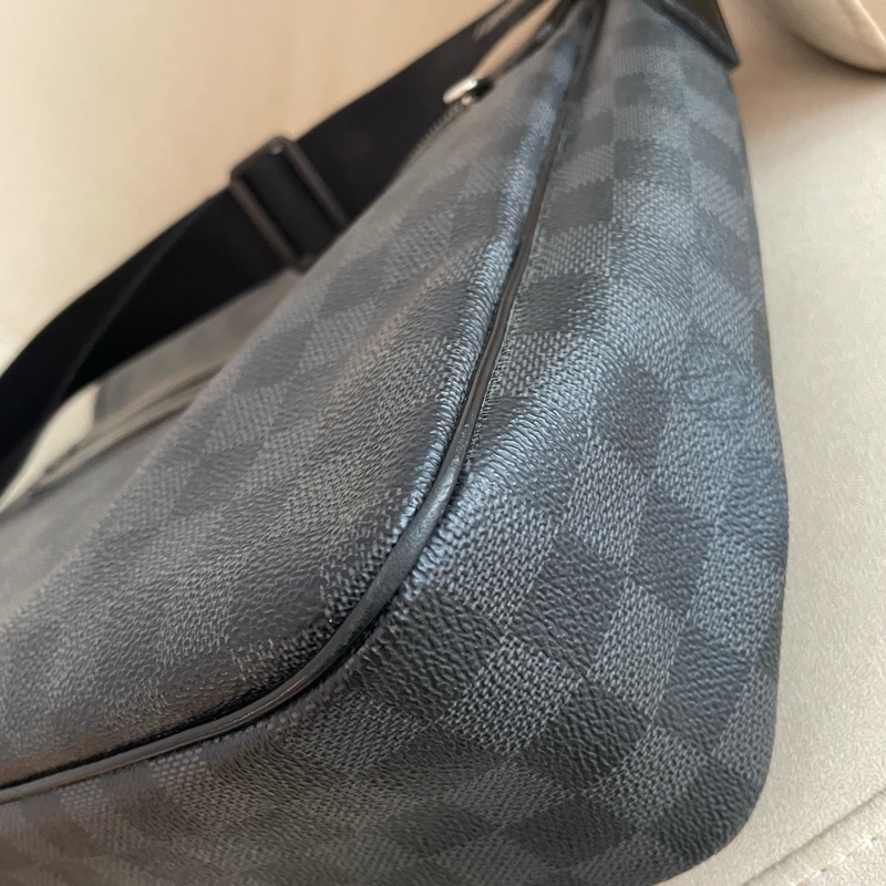 LV 黑灰格紋 掀蓋斜背包-6