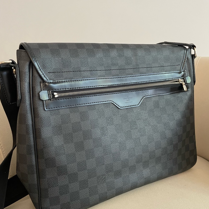 LV 黑灰格紋 掀蓋斜背包-7