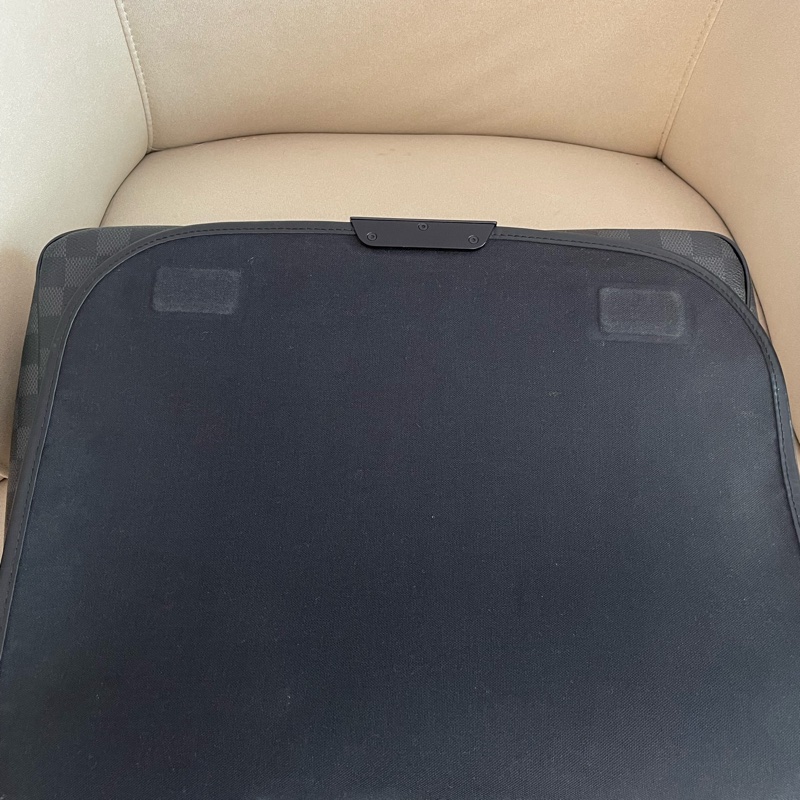 LV 黑灰格紋 掀蓋斜背包-8