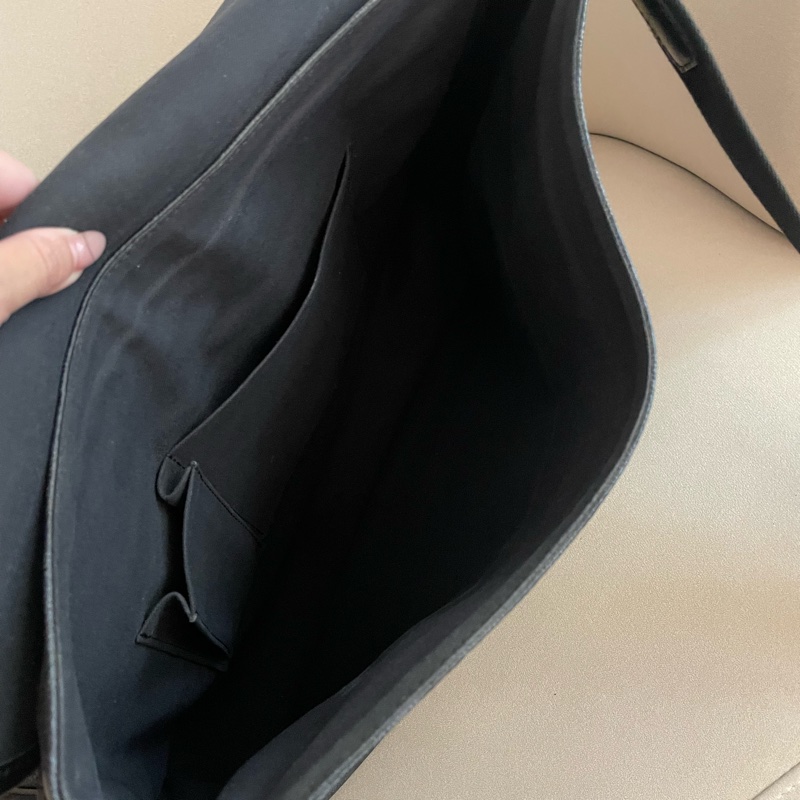 LV 黑灰格紋 掀蓋斜背包-9