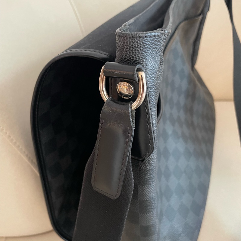 LV 黑灰格紋 掀蓋斜背包-10