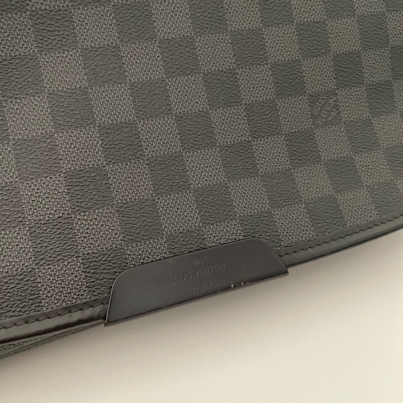 LV 黑灰格紋 掀蓋斜背包-12