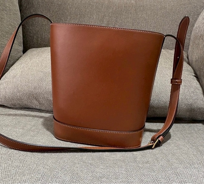 Celine光滑牛皮革水桶包-1