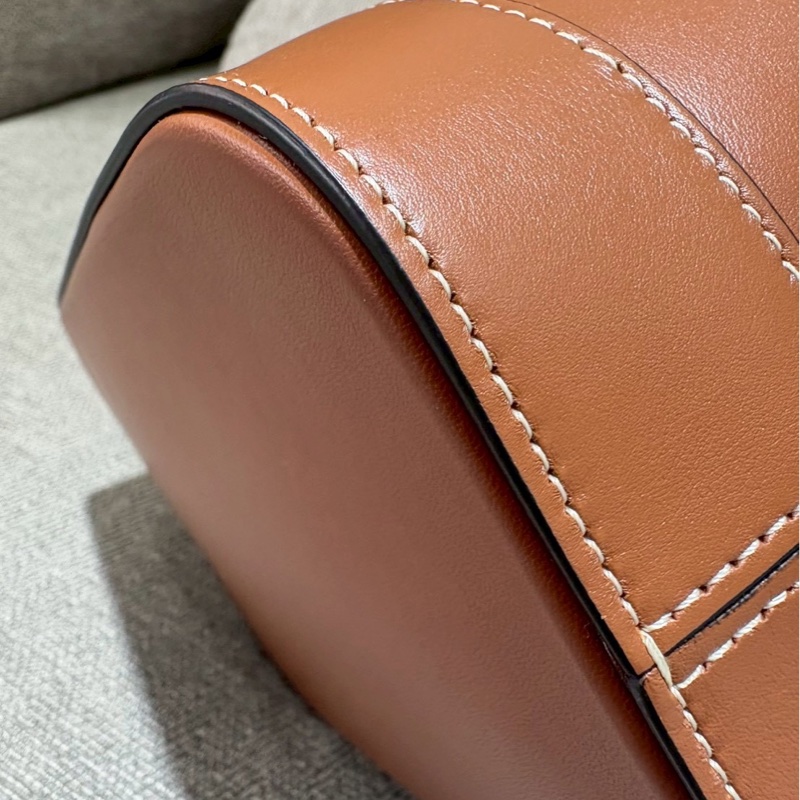 Celine光滑牛皮革水桶包-5