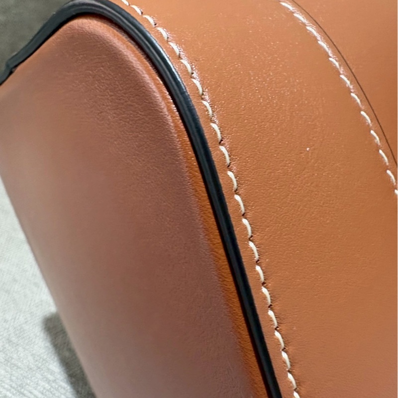 Celine光滑牛皮革水桶包-6