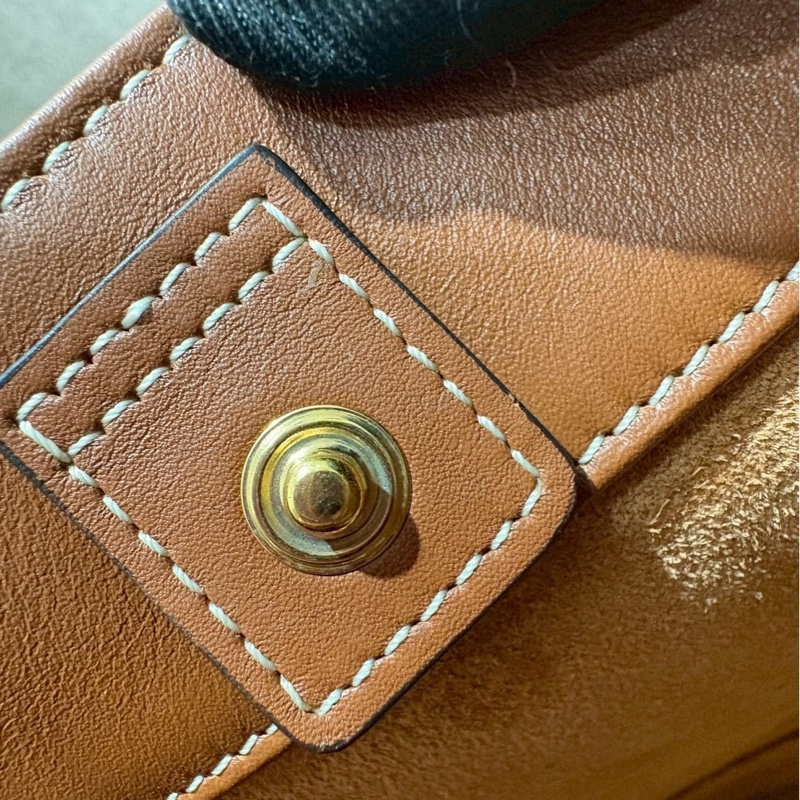 Celine光滑牛皮革水桶包-16