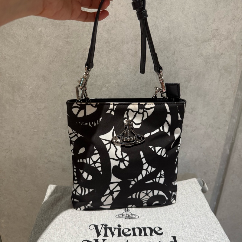 Vivienne Westwood 黑白印花方形斜背包（手提、斜背）-1