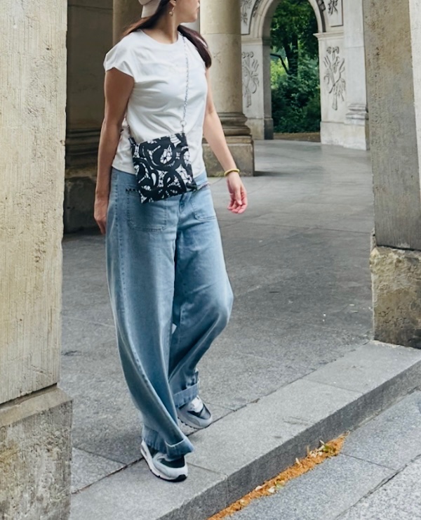 Vivienne Westwood 黑白印花方形斜背包（手提、斜背）-4