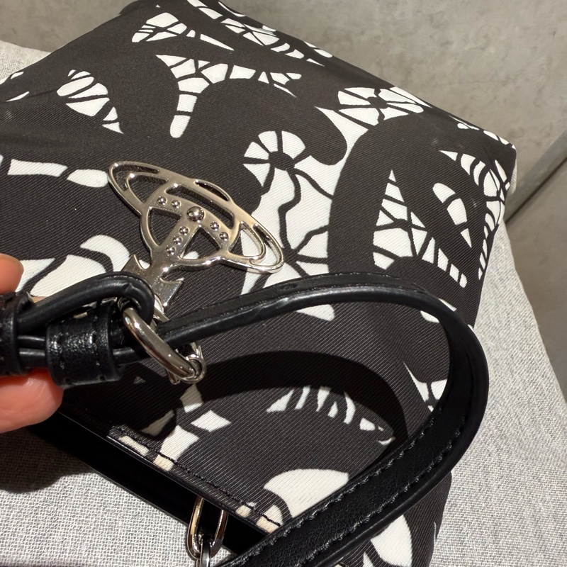 Vivienne Westwood 黑白印花方形斜背包（手提、斜背）-8