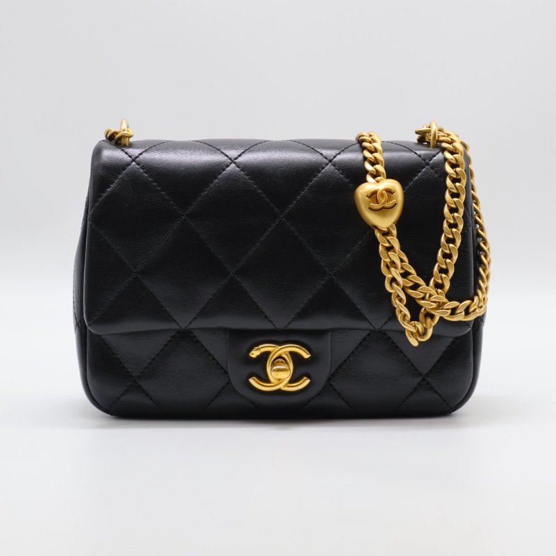 CHANEL 愛心調節釦口蓋包 20 - 羊皮黑金-0